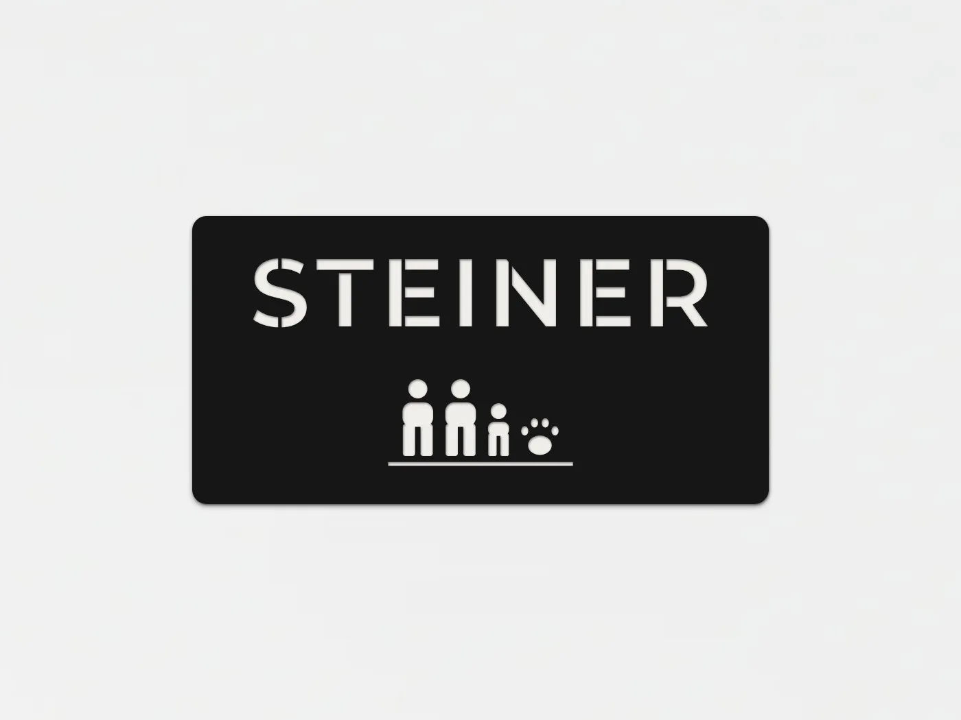 Schwarzes Familienschild mit dem Namen STEINER, darunter Figuren von zwei Erwachsenen, einem Kind und einer Pfote