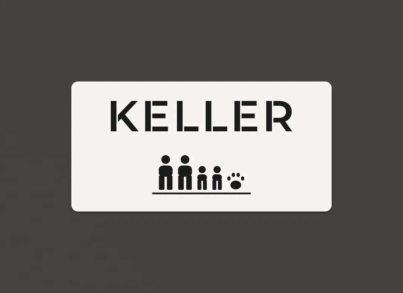 Weisses Familienschild mit dem Namen KELLER und Figuren von zwei Erwachsenen, zwei Kindern und einer Pfote an einer dunklen Haustür