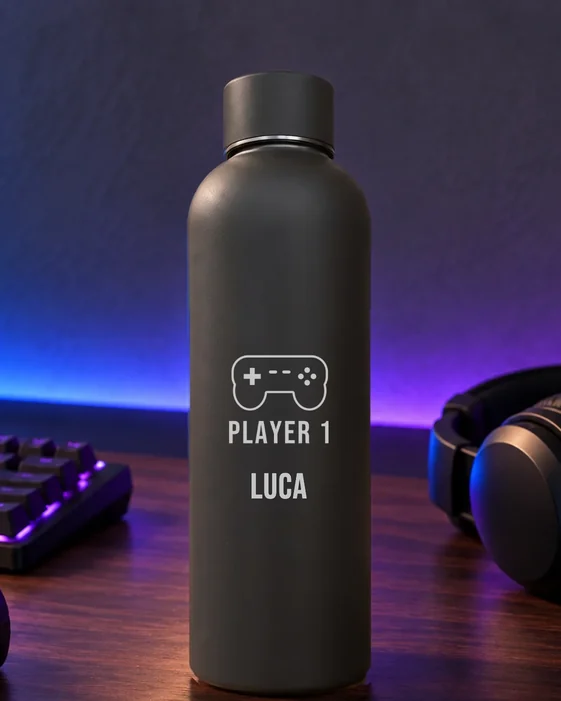 Mattschwarze Thermosflasche mit feiner Lasergravur: Gamer-Design Player 1, darunter der Name Luca