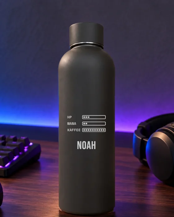 Mattschwarze Thermosflasche mit feiner Lasergravur: Gamer-Design Kaffee-Anzeige, darunter der Name Noah