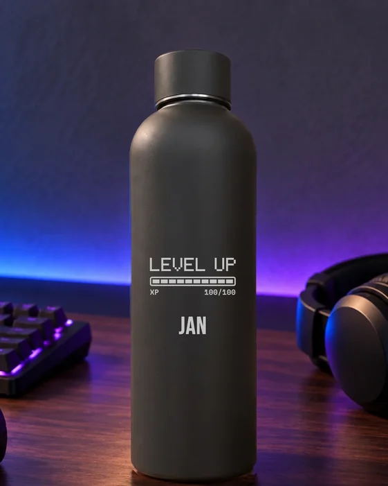 Mattschwarze Thermosflasche mit feiner Lasergravur: Gamer-Design Level up, darunter der Name Jan