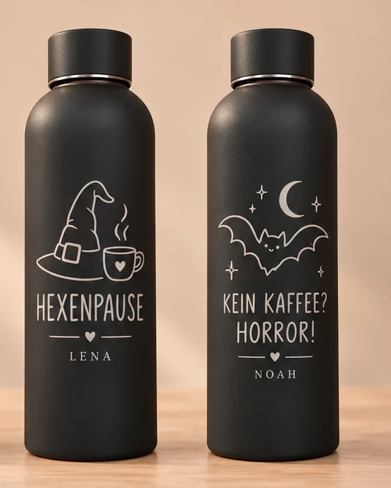 Zwei mattschwarze Thermosflaschen mit Halloween-Gravur: Hexenpause mit Hexenhut und Tasse, Name Lena, und Kein Kaffee? Horror! mit Fledermaus, Name Noah