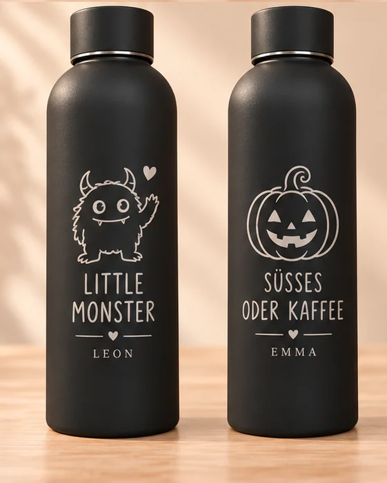 Zwei mattschwarze Thermosflaschen mit Halloween-Gravur: Little Monster mit Monster, Name Leon, und Süsses oder Kaffee mit Kürbis, Name Emma