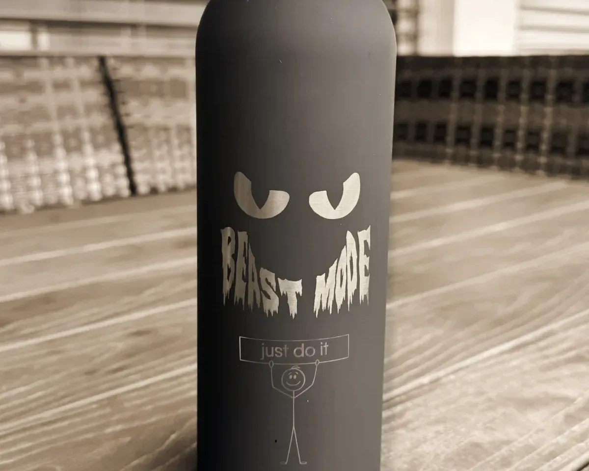 Thermosflasche mit Beast Mode Augen graviert