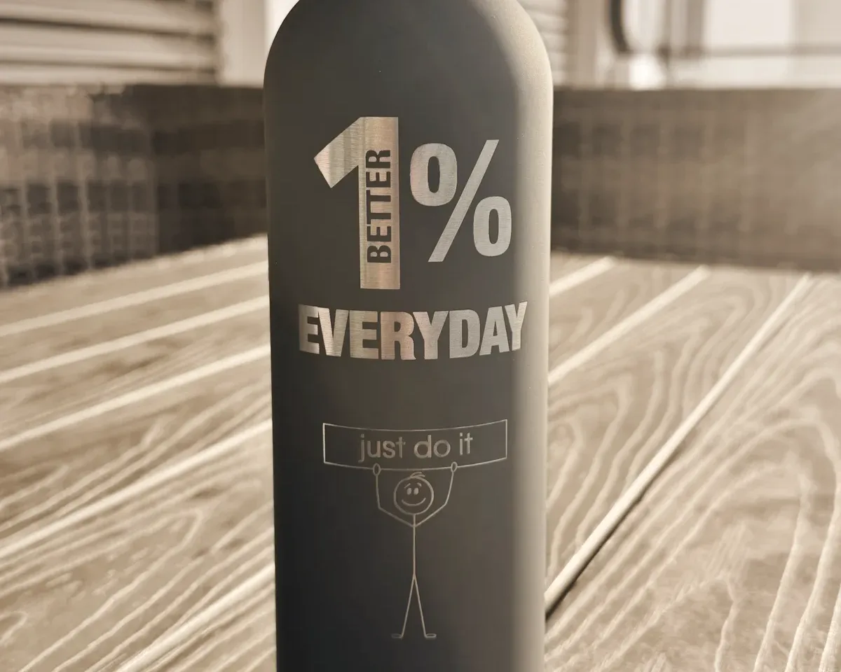 Thermosflasche mit 1% Better Every Day und just do it graviert
