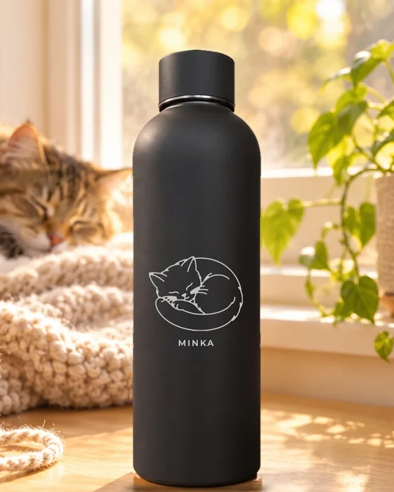 Mattschwarze Thermosflasche mit feiner Lasergravur: Katzenmotiv Schlafende Katze, darunter der Name Minka