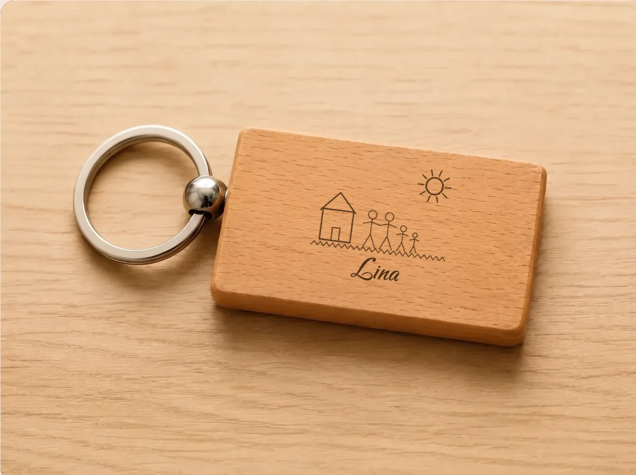 Holzanhänger in der Vorschau: oben die Kinderzeichnung mit Haus, Familie und Sonne, darunter der Name Lina
