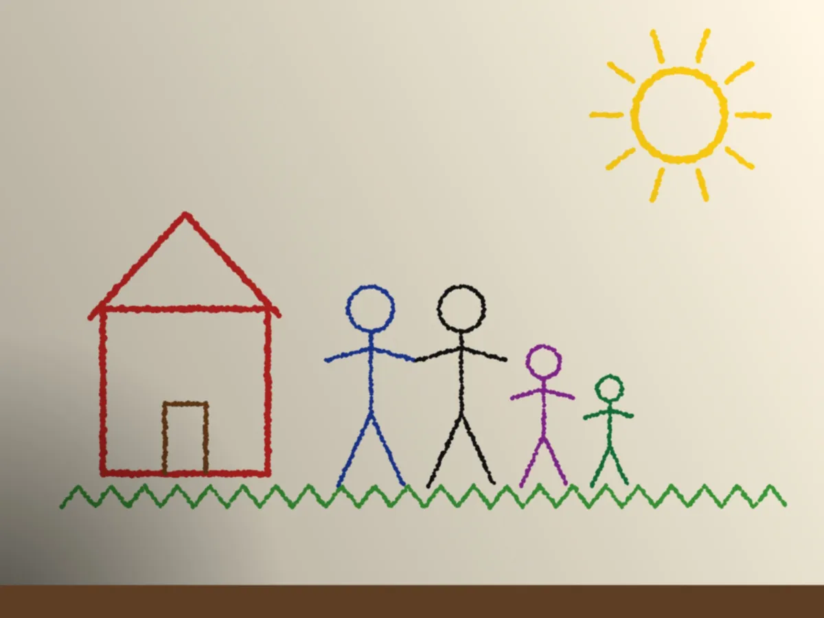 Kinderzeichnung auf Papier: rotes Haus, vier Strichmännchen in Blau, Schwarz, Lila und Grün, gelbe Sonne und grüne Wiese