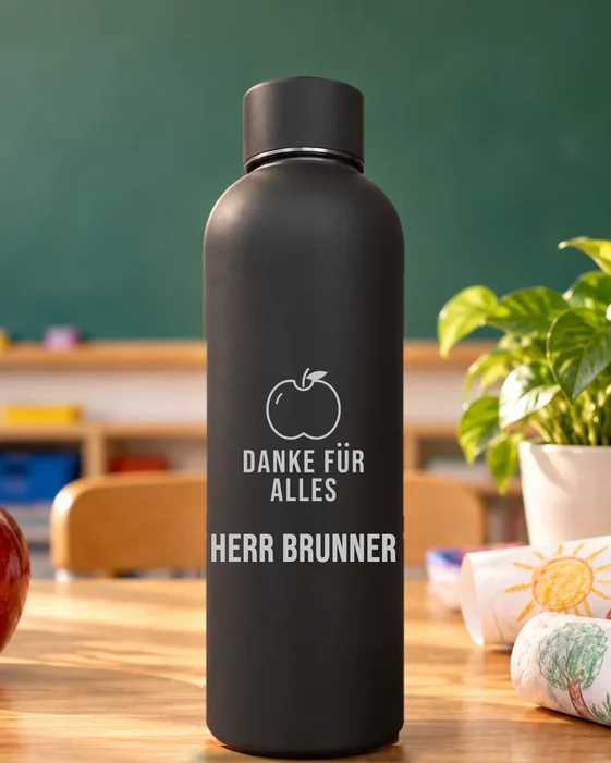Mattschwarze Thermosflasche mit feiner Lasergravur: Danke-Design Apfel, darunter der Name Herr Brunner