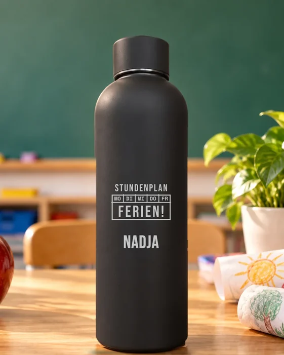 Mattschwarze Thermosflasche mit feiner Lasergravur: Danke-Design Ferien, darunter der Name Nadja