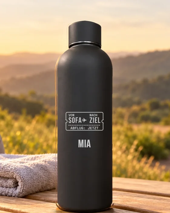 Mattschwarze Thermosflasche mit feiner Lasergravur: Spruch Bordkarte, darunter der Name Mia