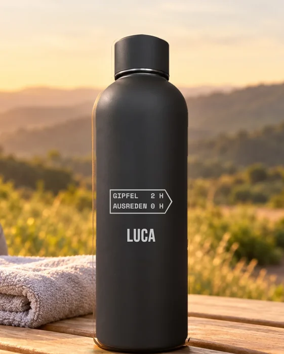 Mattschwarze Thermosflasche mit feiner Lasergravur: Spruch Wegweiser, darunter der Name Luca