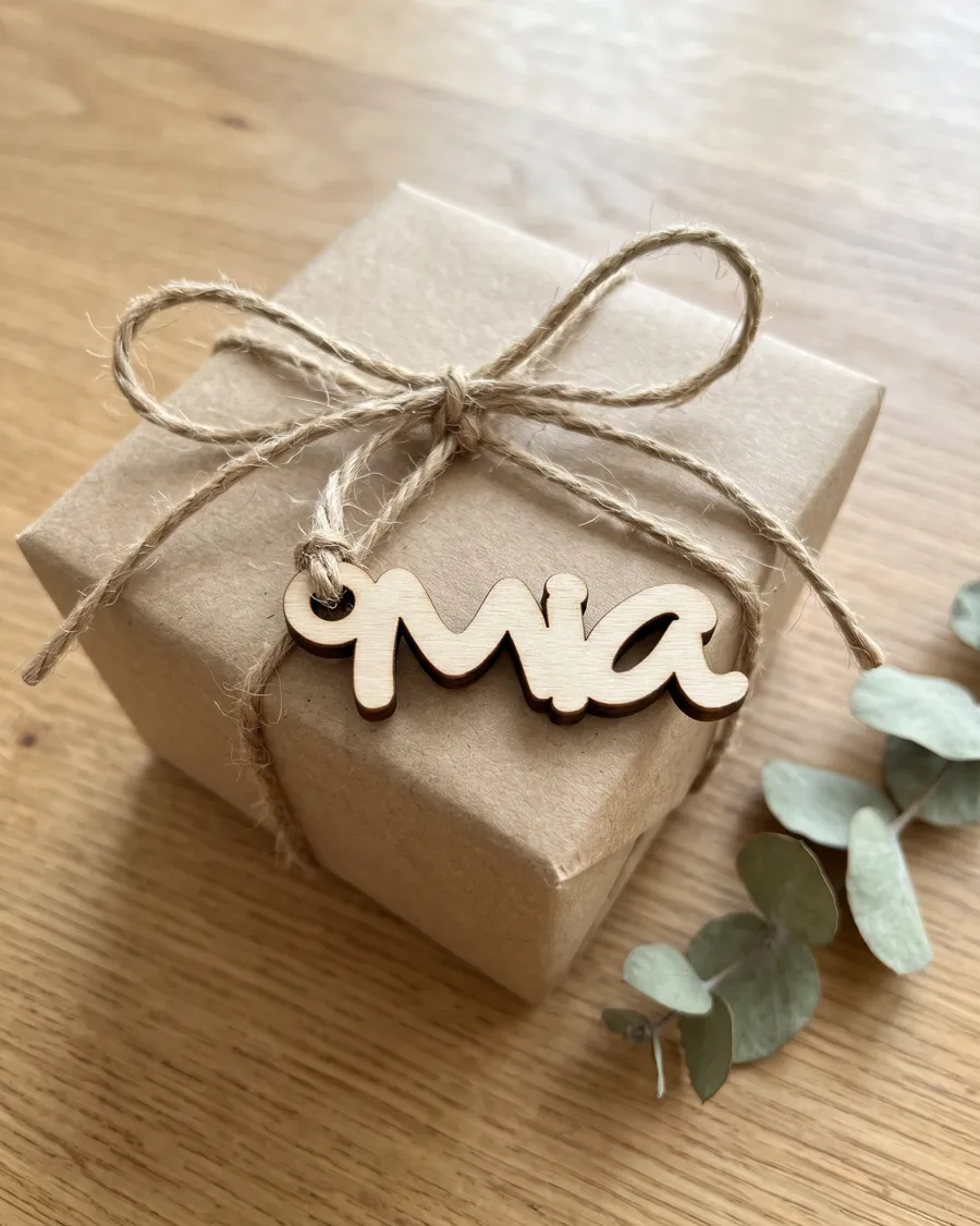 Geschenkanhänger aus Holz mit dem Namen Mia an einem Paket mit Schnur