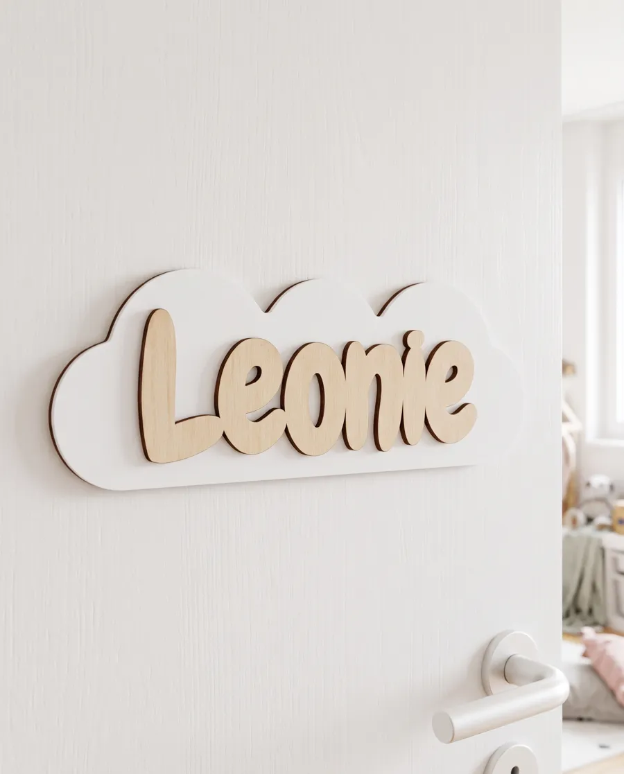 Türschild aus Holz mit dem Namen Leonie auf einer weissen Wolke an der Kinderzimmertür