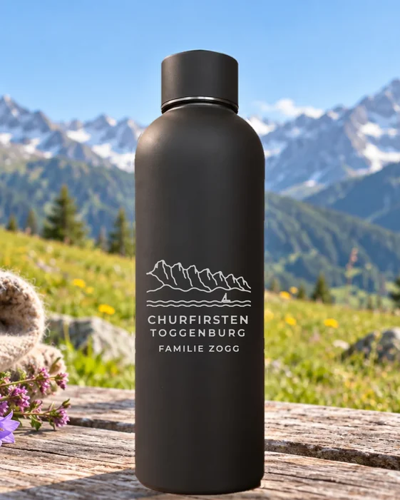 Mattschwarze Thermosflasche mit feiner Lasergravur: Churfirsten Toggenburg mit See und Segelboot, darunter der Name Familie Zogg