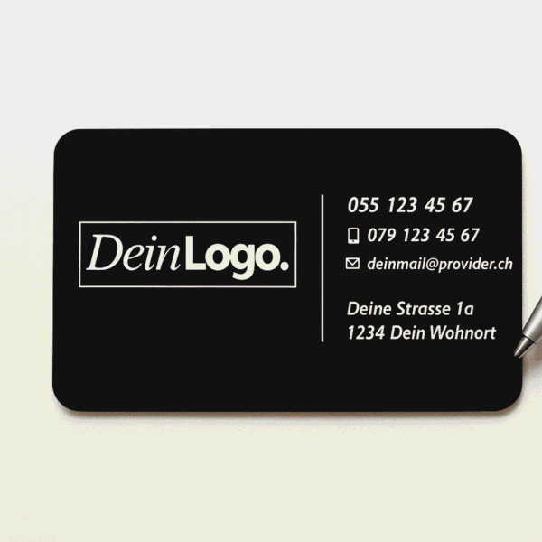 Dein Logo auf einer schwarzen Visitenkarte mit Kontaktinformationen und Adresse.