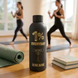 Wasserflasche mit Yoga-Übungen im Hintergrund, Fitness, Gesundheit, Motivation.
