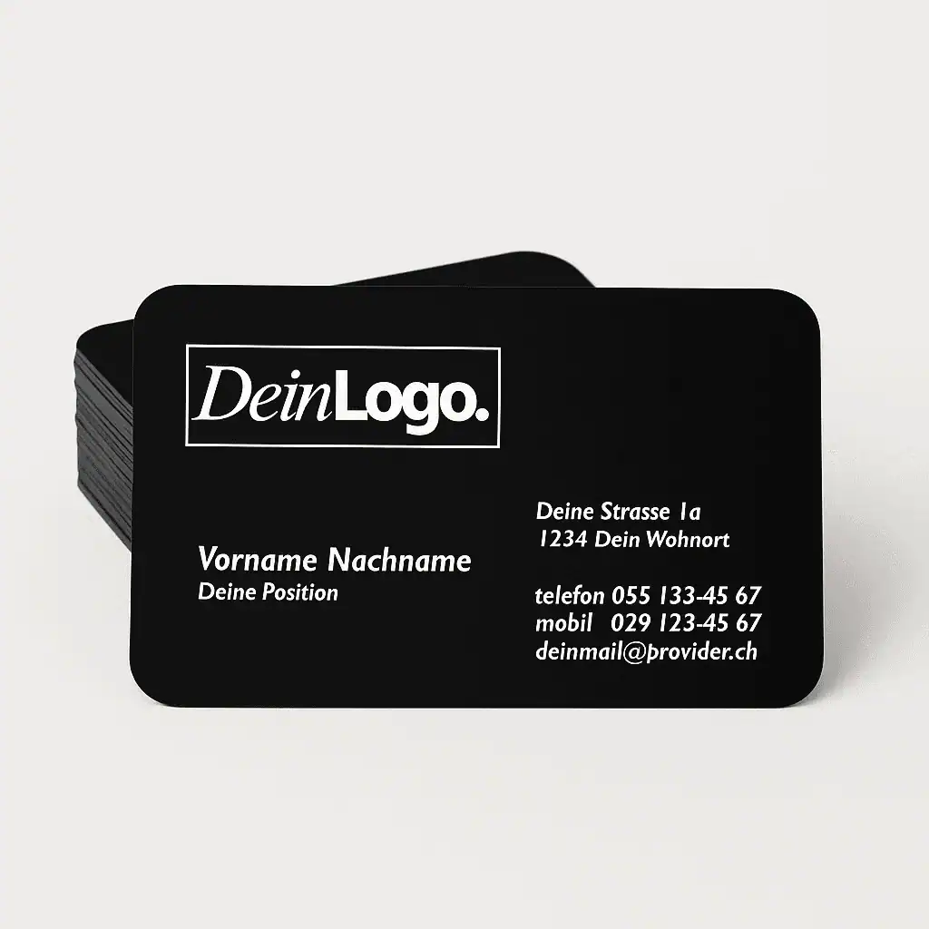 Stapel mattschwarzer Metall-Visitenkarten mit graviertem Logo
